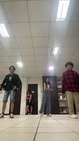 What it is 🤩 pag-pasensyahan n’yo na guys HAHAHAAH #foryoupage #whatitis #fyp #dance 