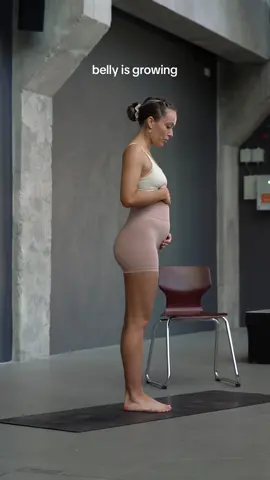 #barreworkout in pregnancy 🤰🏼👌🏻 Really intense for my legs & the chair gives me support when my balance is gone 🤞🏽 #pregnancyworkout #fitmomtobe #pregnant #pregnancy #schwangerschaftsgymnastik #patriciakraft #foryou #secondpregnancy #pov #prenatalfitness #prenatalyoga 