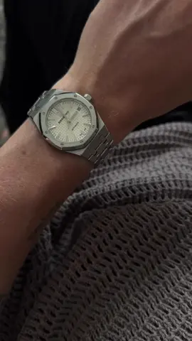 Switching from one iconic piece with an integrated bracelet to other 🪄🧙 What is your favorite Watch Design? 🫵🏽 Let us know! #chrono24 #watches #watchlover #luxurywatches #explorepage #chrono24app #EduTok #rolex #audemarspiguet #cartier #royaloak #santos #fyp 