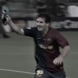 O fim da história mais linda do futebol chegará nas próximas horas.  “O Barcelona sempre foi o barça de Messi.”, a citação do nosso querido Marcelo Bechler define exatamente a relação entre o Barcelona e Messi. Ninguém viu e talvez nunca irão ver alguém que amou tanto o Barça quanto Lionel Messi. Dos 13 aos 34 correndo e honrando a camisa do clube catalão, após 20 anos teve que se despedir aos prantos por um problema financeiro e desde então, tentava a volta.  Tínhamos expectativas, dessa vez parecia que daria certo, parecia  que tudo voltaria para o seu devido lugar. Quando se trata de barça, nunca será fácil.  O fim dessa história chegou e trouxe todas as lembranças e momentos inesquecíveis para memória de cada fã e torcedor. Momentos esses que serão eternos e arrisco em falar que jamais será alcançado. Ainda assim, resta aquela pontinha de esperança, que talvez, ainda dê tempo. Certamente o mundo irá parar se por um segundo, por apenas um segundo a volta do Messi se torne realidade. Esse sonho talvez nunca se torne real, mas não é impossível. Enquanto isso, continuaremos esperando pela volta do maior de todos os tempos. Esperando o retorno por quanto tempo for possível, afinal, o barça é a sua verdadeira casa. #messi #barcelona #messi 