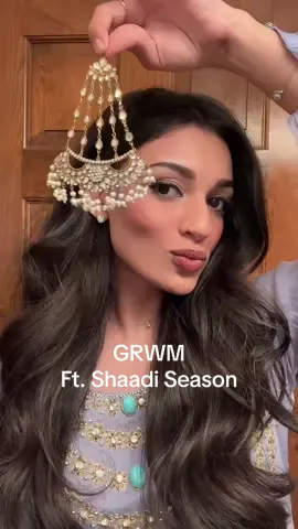 Jhoomar > Teekas !!! I always feel like a wannabe bollywood actress when i wear one 😂😂😂 (i used like 5-6 bobby pins to secure it in btw) #hairtutorial #hair #shaadiseason #jhumar #jhoomar #kajrare #shaadi #pakistani #punjabi #ugcjewelry 