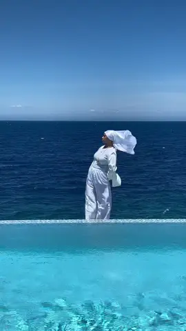 Hijab blowing in the wind>>🌬️🧕🏽🌊✨ #livingaslayla #summerpics 