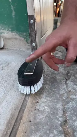 Escova de lavar roupas vira uma ferramenta para portões 😱#AprendaNoTikTok #ferramenta #ideiasgeniais #facavocemesmo #TikTokMeFezAssistir #TikTokVidCon #dicas #DIY #portao #escova 