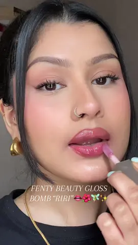 I’m in love, I’m obsessed #fentybeauty #glossbomb #riri #summerlips #lipgloss #summermakeuplook #makeup #beautytutorial 