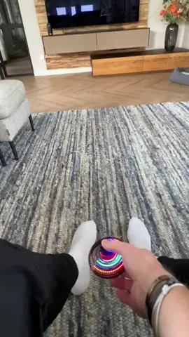 Admita, você quer um desse🤩 30% de desconto e frete grátis no nosso site, link na bio . #discovoador #spinner #toys #tiktokmademebuyit #ufospinner 