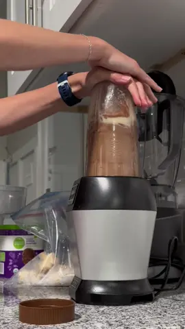 Make a smoothie with me :) 
