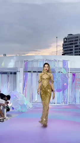 Ngã có chút xíu à😝😝 #dothiha #hoahauvietnam #catwalk #tiktokgiaitri #missworldvietnam 