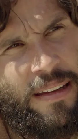 Simão, Caifás e uma multidão estão prestes a apedrejar Laila por cometer adultério. Então, Jesus diz aos acusadores: 