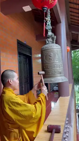 An cư tức là ở yên một chỗ. Kết hạ hay kiết hạ có nghĩa là kết giới lại, ở trong phạm vi giới đàn đó. Trong 3 tháng này, là chư Tăng tập trung lại một nơi, một trú xứ để tu tập, không có đi ra khất thực ở bên ngoài.  Trong 3 tháng mùa mưa, côn trùng, ếch, nhái, giun, dế… bò ra ngoài nhiều vậy nên để tránh cho chư Tăng trong việc giẫm đạp vào côn trùng, khiến nó chết làm tổn hại lòng từ; thêm nữa vào mùa mưa, đường xá lầy lội, mưa gió, chư Tăng ôm bát đi khất thực rất khó khăn thì Đức Phật chế ra trong 3 tháng mùa mưa này, chúng Tăng quy tụ về một chỗ theo từng địa phương để sống chung với nhau, sách tấn nhau tu tập. Cho nên, 3 tháng này đối với chúng Tăng là rất quan trọng. Kết thúc 3 tháng an cư thì chư Tăng tự tứ, gọi là ngày chư Phật hoan hỷ. Ba tháng an cư kiết hạ có ý nghĩa rất lớn đối với hàng xuất gia lẫn tại gia. Đó là thời điểm chư Tăng Ni dành trọn thời gian cho việc tu học, thúc liễm thân tâm, trau giồi Giới-Định-Tuệ, đồng thời đây cũng là cơ hội cho hàng Phật tử tại gia phát tâm gieo trồng ruộng phước thông qua việc cúng dường, ngoại hộ, tạo điều kiện thuận lợi cho chư Tăng Ni an cư tu học.