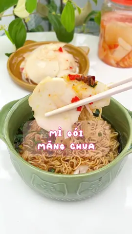 Chỉ cần chén măng chua là ăn hết dăm gói mì, vài chén cơm. Ngày đó, Ba hay ngâm măng chua cho ăn, giờ thì không còn nữa rồi!!! Nghe mùi măng chua mà cả bầu trời tuổi thơ ùa về trong tâm trí! Ngày đó tuy nghèo nhưng thật vui!!! #thanhmai1293 #mangngamtoiot #ancungtiktok 