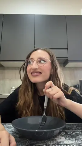 Perché continui ad imboccarti mentre parli?😭😭😭 FINISCI PRIMA QUELLO CHE HAI INIZIATO A RACCONTARE @Steve wolf !!