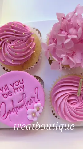 Godmother proposal box 💝 . . . . . . #treatboutique #vanillacupcakes #prettycupcakes #cupcake #cupcakedecorating #cupcakedesign #cupcakesofinstagram #dessert #foodphotography #forypu #buttercream #buttercreamdecorating #buttercreamdesign #sprinkles #trendingcakes #canberradesserts #cupcakereel #trendingcupcakes #supportlocal #googongbusiness #luxescakes #fyp #luxecupcakes