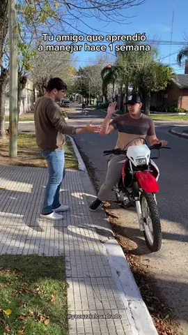 ¿A quien te hace acordar?🤣 instagram: Yacuzzialcuadrado #parati #fyp #humo #comedia #chiste #chistes #video #viral #fypシ #foryou #risas #moto #carnet #amigo 