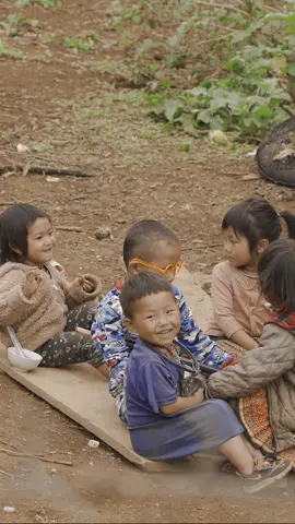 Những tiếng cười trẻ thơ hồn nhiên, một cuộc sống bản địa dung dị và chân thật là điều chúng tôi luôn yêu mến gìn giữ. 

The pure laughter of children and the genuine local community around Mai Chau is what we always cherish.  #maichau #maichauhoabinh #ethniclife #happylife #happykids #locallife #northernvietnam 