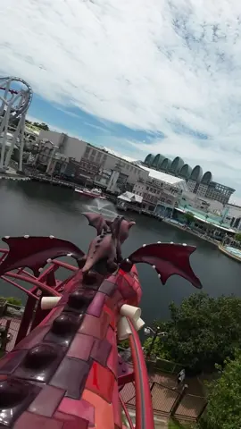 Have you ever ridden the back of the dragon? Follow @coasters.couple for more #universalstudios #singapore #universalstudiossingapore #ussingapore #universal #rollercoasterasia #bestasiarollercoaster #asiarollercoasters #universalstudiosfan