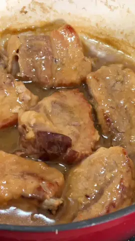Costine di maiale alla birra Ingredienti per 2 persone 800 g di costine di maiale 66 cl di birra bionda 4-5 cucchiai di farina 00 1 spicchio d'aglio Sale fino q.b. Pepe nero q.b. 1 rametto di rosmarino #carlogaiano #ricettesfiziose #carne 