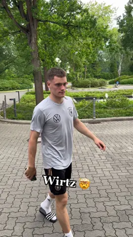Wirtz kommt zu den Fans 😍 #football #moment #florianwirtz #new #best #dfbteam #share #style #Love #fans #geldmrfifa_ #respect #frankfurt #live #selfie #wirtz #bayerleverkusen #foryou #fyp #viral #😍 #🤯 