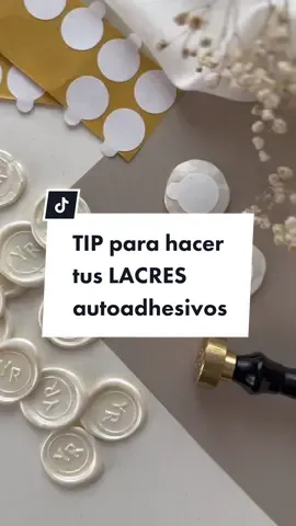 Haz lacres autoadhesivos y empieza a imaginar dónde los pondrías: sobres, botellas, minutas… conseguirás detalles de boda 100%personalizados muy 🔝 #weddinginvitation #sellodelacre #detallesboda  #lacrepersonalizado #boda #ideasdeboda 