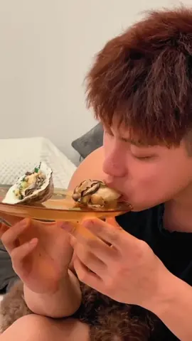 Look how the young man eats oysters. You taste it, #foodtiktok #meatlovers #food #meat #fyp #oysters 