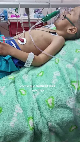 Dios está contigo hijo hagan un oración por mi hijo santiago por todo estos niños que están hospitalizado por tantos virus que hay😭😭