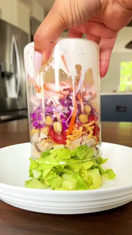 Did you know you can meal prep salads in salad jars? The key is to put your dressing in first and then layering in your hardest veggies, followed by the rest. This simple ranch salad uses lettuce, grilled chicken, tomatoes, red cabbage, chickpeas and carrots. When you’re ready to eat, just turn it upside down in a bowl and enjoy! 🥗 #mealprep #saladjars #salad #veggies #ranchsalad #ranchdressing #ranch #lifehacks 