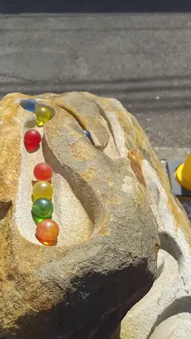 Au Japon, une personne s'amuse à placer des billes dans un circuit taillé dans une pierre. #billes #pierre #rock #parcoursdebilles #coursedebilles #racemarble 