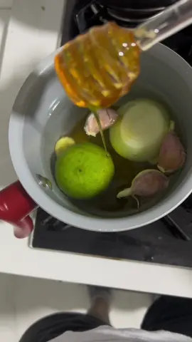 Melhor chá do mundo!!! Receita de mãe, que salva da sinusite!!! Limão  Alho Cebola Gengibre Mel E pasmem, o gosto não é ruim!!! #receita #cháéomelhorremédio #sinusite #gripeeresfriado