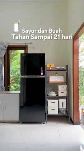 Kulkas 2 Pintu dengan kapasitas 220 Liter, Belleza JUMBO hadir dengan design kulkas yang lebih lebar untuk kenyamanan dalam menyimpan makanan anda di kulkas. Tampil elegan dan modern dengan borderless round edge Tempered Glass Door yang pastinya anti penyok dan anti karat sehingga kulkas Anda akan tetap terlihat cantik dan elegan dari masa ke masa. Dilengkapi oleh deodorizer yang akan menjaga kulkas agar terbebas dari segala macam bau makanan. Miliki kebebasan mengatur luas kompartemen di bagian kulkas bawah dengan rak berbahan tempered glass yang dapat diatur ketinggiannya dan di bagian freezer dengan Removable Ice Twist Tray yang dapat dikeluarkan apabila Anda membutuhkan ukuran freezer yang lebih besar. • Jumbo Cabinet • Automatic Defrost System • Borderless Round Edge Tempered Glass Door • Adjustable Tempered Glass Rack • Removable Ice Twist Tray • Deodorizer • Bigger Bottle Pocket • ABS Material • Low Voltage #kulkaspolytron  #kulkaspolytron2pintu  #perlengkapanrumahtangga  #fyp  #fouryou 