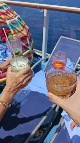 En este viaje se brindo todos los días hahaha 🍻😆😅🤣 jajaja #brindis #salud #portodo #familia #crucero #vacaciones #juntos #shot #soytiktoker 