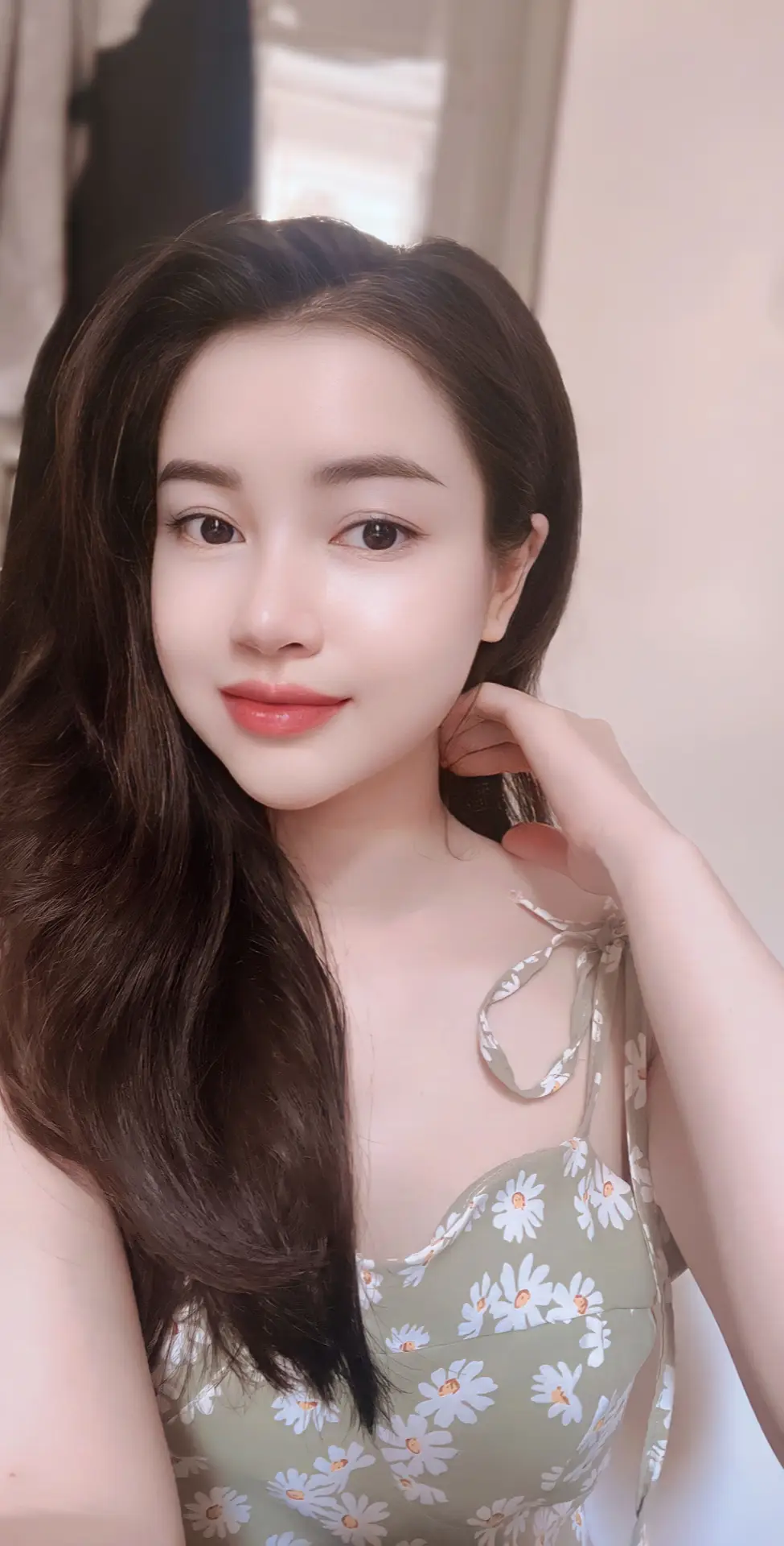 Càng làm móng nhiều sẽ thấy màu gốc là đẹp nhất . Nhuộm tóc nhiều lần sẽ thấy màu đen là ưng ý nhất .  Ý tôi là bạn càng gặp nhiều người sẽ biết bản thân muốn bên cạnh ai nhất  Tôi từng đọc được ở đâu đó rằng “ Đôi khi bạn biết mình mãi yêu một người bằng cách hôn môi kẻ khác” #tamtrang #fypシ 