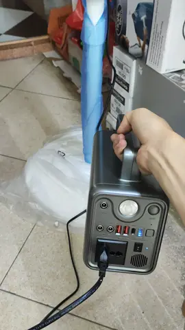 🔥🔥🔥Trạm sạc dự phòng Yoobao EN300WLPD dụng lượng siêu khủng 72000mAh / 300WL / sạc nhanh PD 65W cổng điện 220V/300W tích hợp đèn Pin phù hợp đi du lịch, dã ngoại sạc nhanh mọi thiết bị. MUA NGAY GIÁ CỰC TỐT #sanhangrevn  ----------- ✅Đặc điểm sản phẩm: 👉 Sạc Đa Năng Bộ Lưu điện di động trạm sạc dung lượng khủng: 72000mAh sạc hoặc cung cấp điện cho hầu hết các thiết bị di động hiện nay từ laptop, máy tính bảng, điện thoại di động, quạt, đèn, máy ảnh, thiết bị bay không người lái, tủ lạnh đi động, máy chiếu...... 👉 Trang bị đèn led hiển thị phần trăm pin dự trữ, đèn LED chiếu sáng có 2 chức năng chiếu sáng và chớp tất SOS 👉 Thương hiệu Yoobao nổi tiếng hơn 20 năm trong ngày năng lượng tại thị trường Trung Quốc 👉 Trang bị cổng sạc TypeC-USB-Điện xoay chiều AC220 tiện dung 👉 Công suất max tổng 300W cho phép cung cấp nguồn điện cho hầu hết  các thiết bị điện tử 👉 Pin Lion Lithium cao cấp cho tuổi tho dùng cao trung bình 2 năm 👉 Đầy đủ công nghệ sạc QC3.0 sạc laptop ở cổng typec và AC220 đầu ra maax 70W và đầu vào 60W 👉 Sạc không bị nóng trong quá trình sử dụng bởi công nghệ EN cao cấp từ hãng YOOBAO 👉 Công nghệ sạc và ổn định sạc bảo vệ thiết bị di động cũng như củ sạc được an toàn chống cháy nổ 👉 Nạp năng lượng cho máy trạm bằng cắm điện trực tiếp 220v tiện lợi 👉 6 đầu cắm cho khả năng sạc dùng điện 6 thiết bị cùng lúc 👉 Công suất cao dung lượng lớn nhưng YOOBAO 65W 72000MAH tổng Công suất 300W cực nhỏ gọn với trọng lượng 3kg tiện lợi mang du lịch công việc bất cứ đâu, 👉 Thiết bị kiểu sáng nhôm sang trọng cùng quai xách tiện lợi sang trọng. #pinduphong #sacduphong #tramludien #tramtichdien #sanhangre #yoobao 