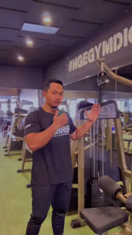 Tutorial pemakaian alat Pull Down by Coach @saputradhanuu  Buat warrior semua yang masih bingung dengan cara pemakaian alat ini bisa disimak vidio tutorial ini yaaa.. . . . . . . #ngegymdigarasi #gymsolo #GymLife #gymsoloraya #Fitness 