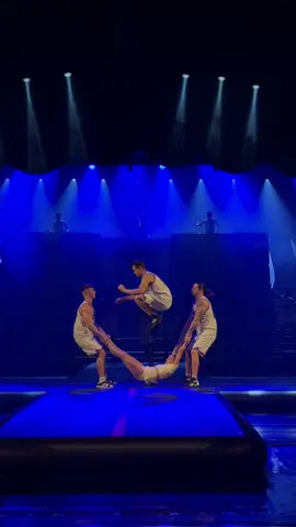 How many people do you think we could skip?😉 #acrobaticschallenge #acrobatics #gymnasticstiktok #acrobaticsandtumbling #gymnasticschallenge #foryoupage #foryou #acro #gymnastics #viral #acrobat #acrobaticgymnastics #viralvideo #gymnast #fyp #circusartist #stage 