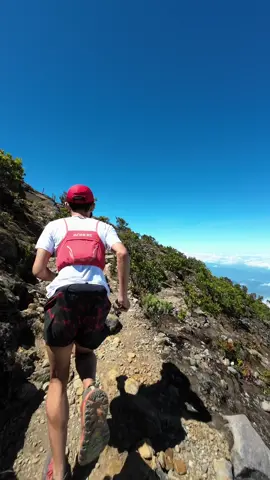 Binsik Ala Kami di Ketinggian 3000mdpl 😂#pelarikonten #lari #trailrunning #binsik #casis #gunung #gunungciremai 