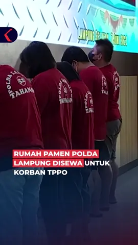 Tempat penampungan 24 wanita korban tindak pidana perdagangan orang (TPPO) di wilayah Lampung merupakan rumah milik seorang perwira menengah (PAMEN) polisi. Saat ini pihak kepolisian masih mendalami soal keterlibatan pemilik rumah tersebut dalam kasus TPPO. Temukan informasi selengkapnya di www.kompas.tv atau kanal YouTube KompasTV. #vodkompastv