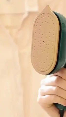 Olha isso que prático. Um mini ferro de passar à vapor portátil para viagem e uso doméstico. Se você gostou desse vídeo me segue e curti para mais dicas assim. #mulheres #donasdecasa #viagem #domésticoshop #achadinhos #promoções #comprasonline #eletronicos