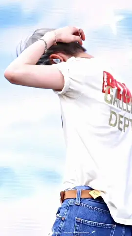 THE WAY HE BRUSHED HIS HAIR OH GOD #heeseung #leeheeseung #enhypen_heeseung #enhypen #weverseconfestival2023 ctto: intersectionhs