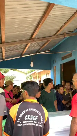 Begini suasana sedih di rumah duka saat jenazah tiba (Lok. Desa Pawis, Kec. Jelimpo, Ngabang)  . Jenazah tersebut merupakan korban penusukan oleh oknum Tentara Nasional Indonesia Angkatan Darat (TNI AD) di Trotoar Jalan Keramat Raya Senen, Jakarta yang viral beberapa hari lalu #landakpusatinformasi 