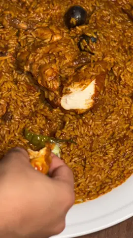 الرد على @k  مضغوط ملغوص المقادير : حبة دجاج طازج منزوع الجلد  ربع كوب زيت ٣ حبات بصل  علبة صلصلة كاملة مكعب ماجي نص م/ك ملح  م/ك بهارات مشكلة  كوبين ونص رز ابو بنت الذهبي الطريقة: نحط الزيت بقدر ونشوح البصل  لحد مايصير لونه بني غامق  بعدها نضيف الدجاج والصلصة والماجي والملح والبهارت  ونخلي الدجاج شوي يتحمر  بعدها نضيف مويه مغليه تغطي الدجاج  ونضغطهم ١٥ دقيقة بعدها نغسل الرز بدون نقع  ونضيفه عالدجاج ونزود مويه اكثر من المعدل الطبيعي  اذا تبون ونضغطة خمس دقايق على نار عالية بعدها نوطي النار على اصغر عين ونخليه لمدة  ربع ساعة وعليكم بالعافية .