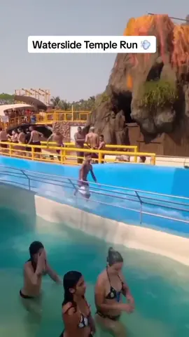 Can’t hesistate for a second ⚡️ #templerun #waterslide #themepark (williams_thayguer/IG) 