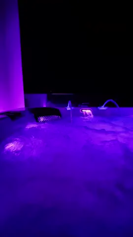 I love it ❤️ die Stille in der Nacht im Whirlpool genießen. #whirlpool #jakuzzi #balearis #relax #enjoy #wellness #Love #light #color #night #warm #massage 