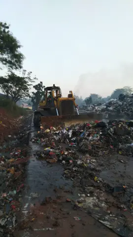 bulldoser beraksi di jalan zona 3 tpst bantargebang