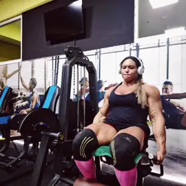 my favorite quads exercise #quads #legs #training #domina #domination #legday #show #strongwomen #realstrongwoman #girlwholifts #mass #fbb #girlpower
