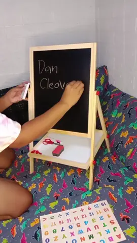 2 in 1 Learning Writing Board. May blackboard na, may whiteboard pa! May kasama na rin'g chalk, eraser at magnetic alphabet and numbers. Checkout nyo na para sa mga junakis nyo #2in1 #writing #blackboard #whiteboard #educationalpurposes #educational #forkids #fypシ #fyp 