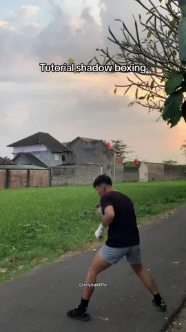 Belajar shadow boxing #fyp #masukberanda #olahraga #binsik #workout #casis #beladiri #pencaksilat #boxing #kickboxing #muaythai #mma #boxingtraining #shadowboxing 