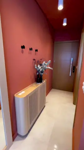 Sapateira solta, com tomada e bem estreitinha. Isso sem falar que decora o hall. Projeto @daniellemartins.arq  #arquitetura #interiores #construcao #iluminacao #marcenaria#projetodeinteriores #projetodearquitetura #arquiteturadeinteriores #arquiteturaresidencial #arquitetapontolegre #arquitetoraportbelereas aqui #halldeentrada #sapateira #apartamentonovo ♡ #apartamentonaplanta #apartamentodecorado #apartamentos #projetoapartamento #apartamentoportoalegre#clickedecore