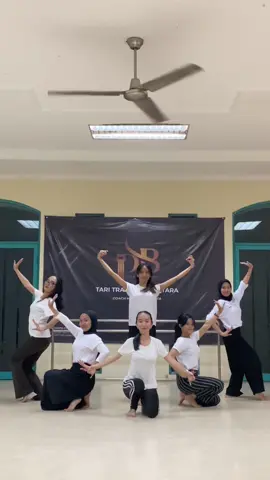 Replying to @wilhelminarahmawa nih lunas yaa kak😋 maaf masih banyak belajar☺️🙏🏼 next nari dari daerah mana lagi yaa?🤔 ib: @𝕽𝖆𝖋𝖆𝖊𝖑  #taritradisional #taritradisionalindonesia #taritradisi #tari #dayak #taridayak #taridayakkalimantan #sanggartari #sanggartaribekasi 