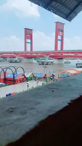 santai sambil ngopi lurr #pinggirsungaimusi #sungaimusipalembang  #amperabridge  #hiddengems 