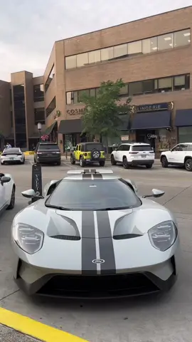 Turned around and this was there #fordgt #ford #hypercar #fordgtcarbonseries #fordgt2017 #cars 