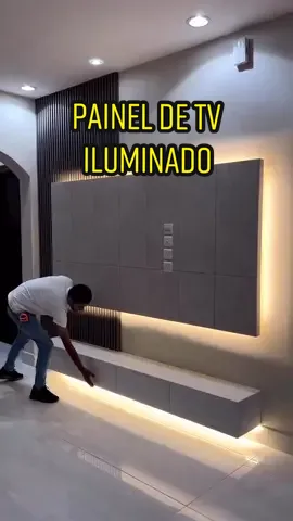Painel de TV com o charme da iluminação criando um ambiente aconchegante. Por: 2pqlk. #maisinteriores #decor #design #fy #arquitetura #vaiprofycaramba #viral #architecture #fypシ #dicas #iluminação #paineldetv  